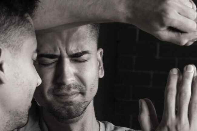 Verzweifelter Mann steht vor dem Spiegel