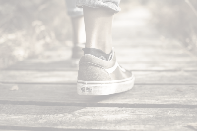 Hintergrundbild Gehende Füße auf Holzsteg