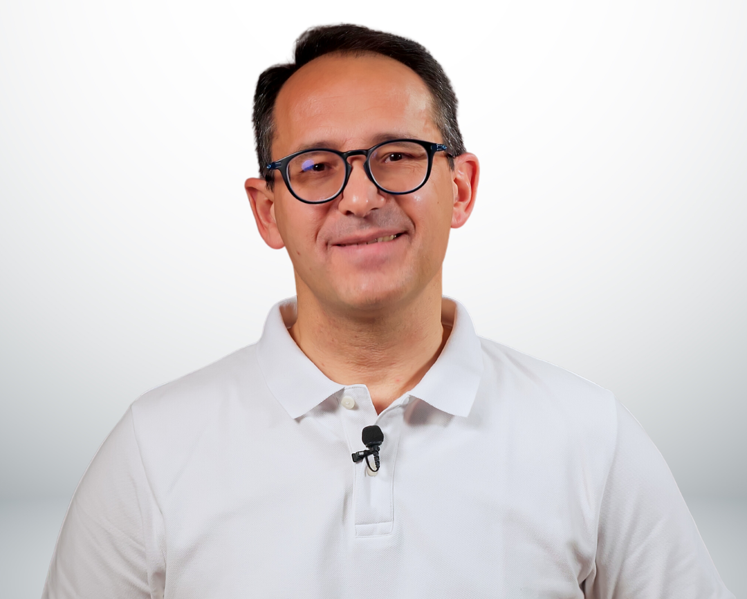 Bild von Kursleiter Walter vor hellem Hintergrund