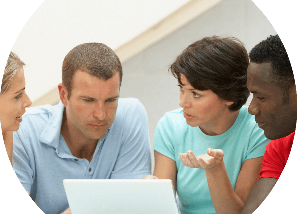 Eine Gruppe von Menschen um einen Laptop