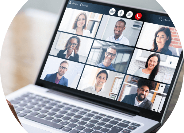 Blick auf einen Laptopmonitor, auf dem man die Teilnehmer einer Online-Konferenz sieht