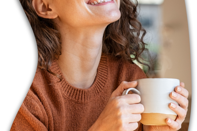 Musterfoto einer glücklichen Frau mit einer Tasse in den Händen