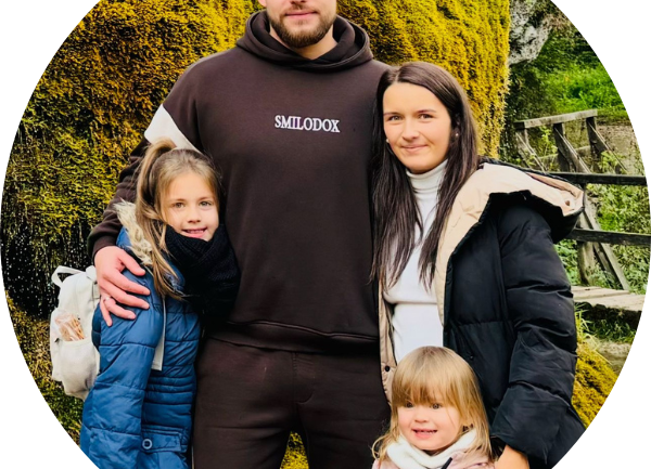 Bild von einem ehemaligen Teilnehmer-Ehepaar und ihren Kindern