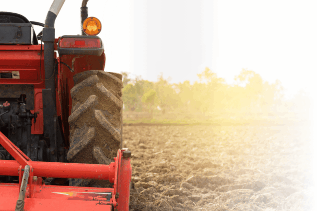 Blick von hinten auf einen Traktor auf einem Feld