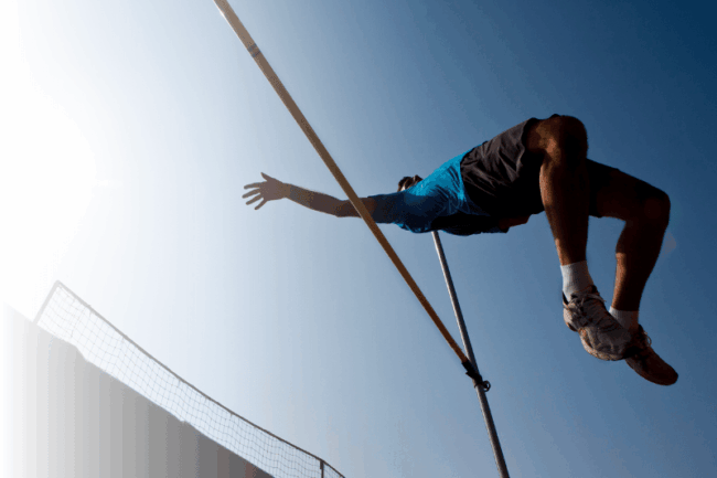 Mann macht Hochsprung