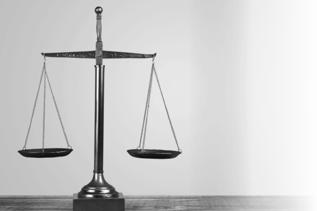 Waage mit zwei Waagschalen