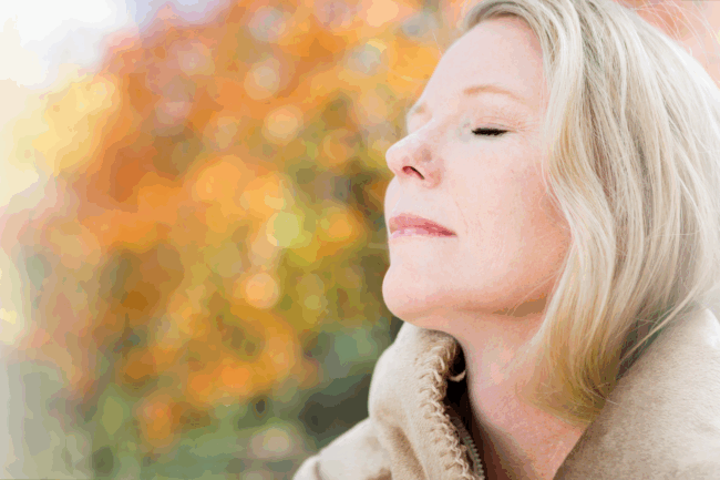 Frau schaut friedlich nach oben