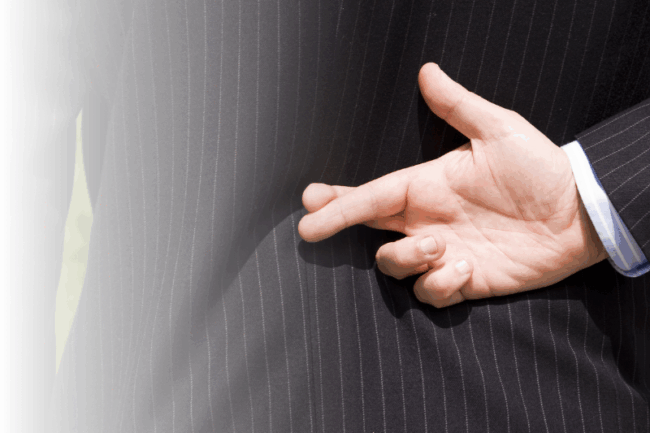 Gekreuzte Finger auf dem Rücken