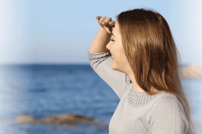 Glückliche Frau hält Ausschau