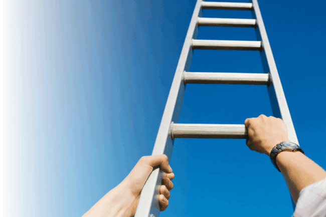 Leiter in den blauen Himmel