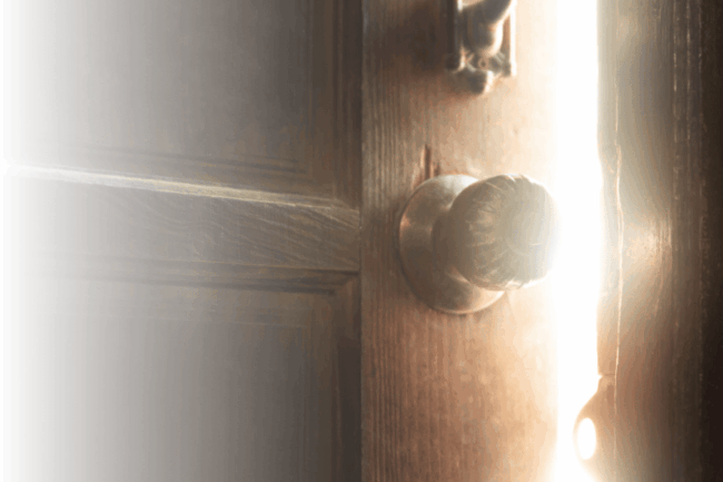 Licht strahlt durch Türspalt