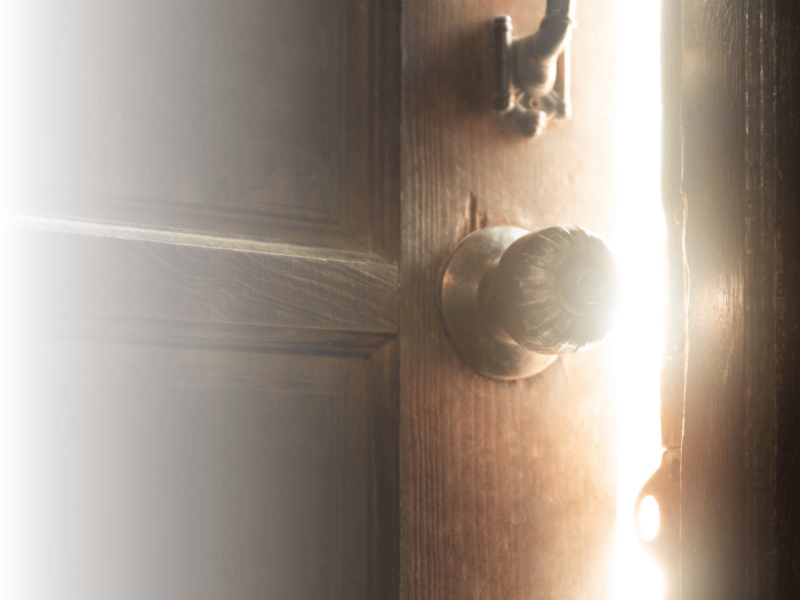 Licht strahlt durch Türspalt