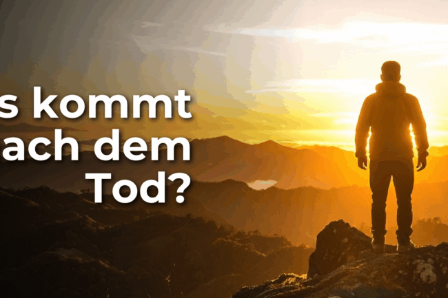 Mann schaut in Sonnenuntergang