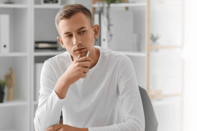 Nachdenklicher junger Mann