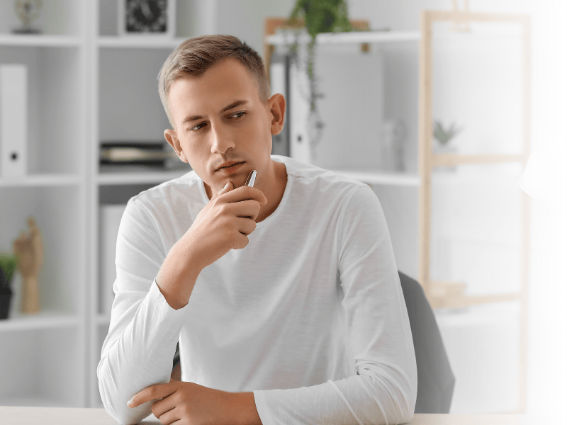 Nachdenklicher junger Mann