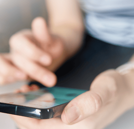 Frau scrollt am Handy