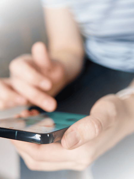 Frau scrollt am Handy