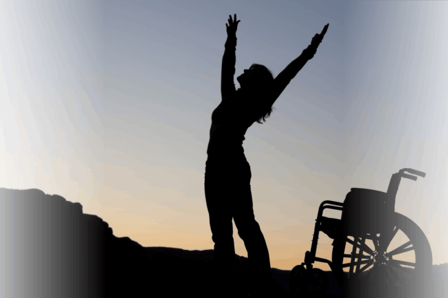 Frau steht vor leerem Rollstuhl