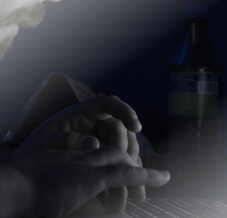 Mann nachts am Computer