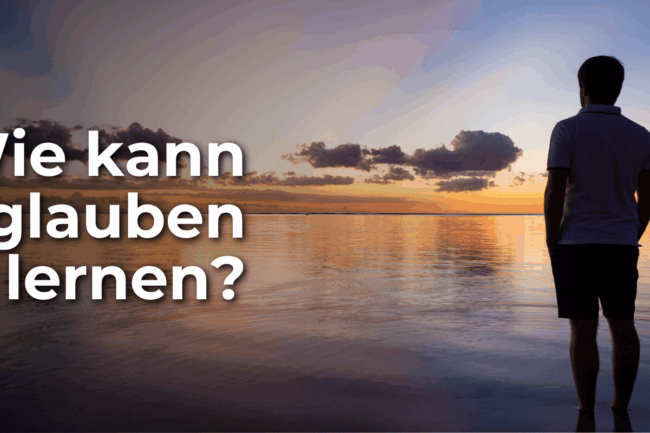 Mann schaut am Wasser auf den Abendhimmel