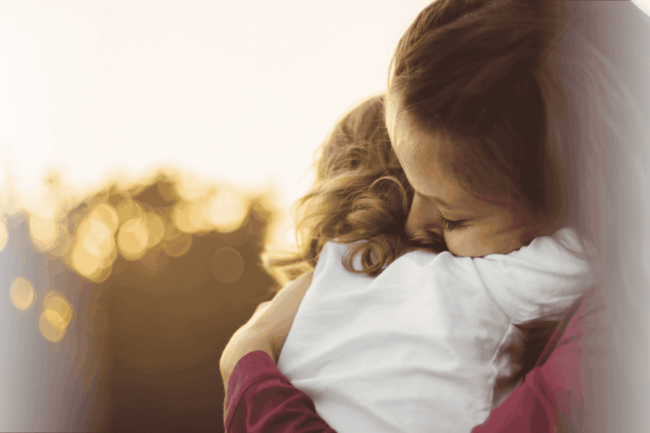 Mutter hält Kind im Arm