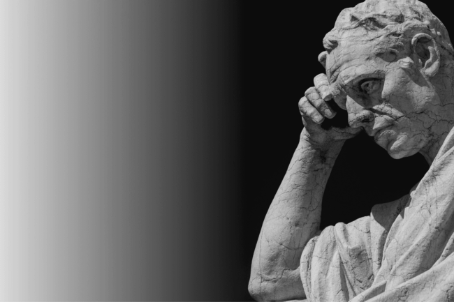 Statue denkender Mann