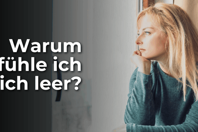 Traurige Frau schaut aus Fenster