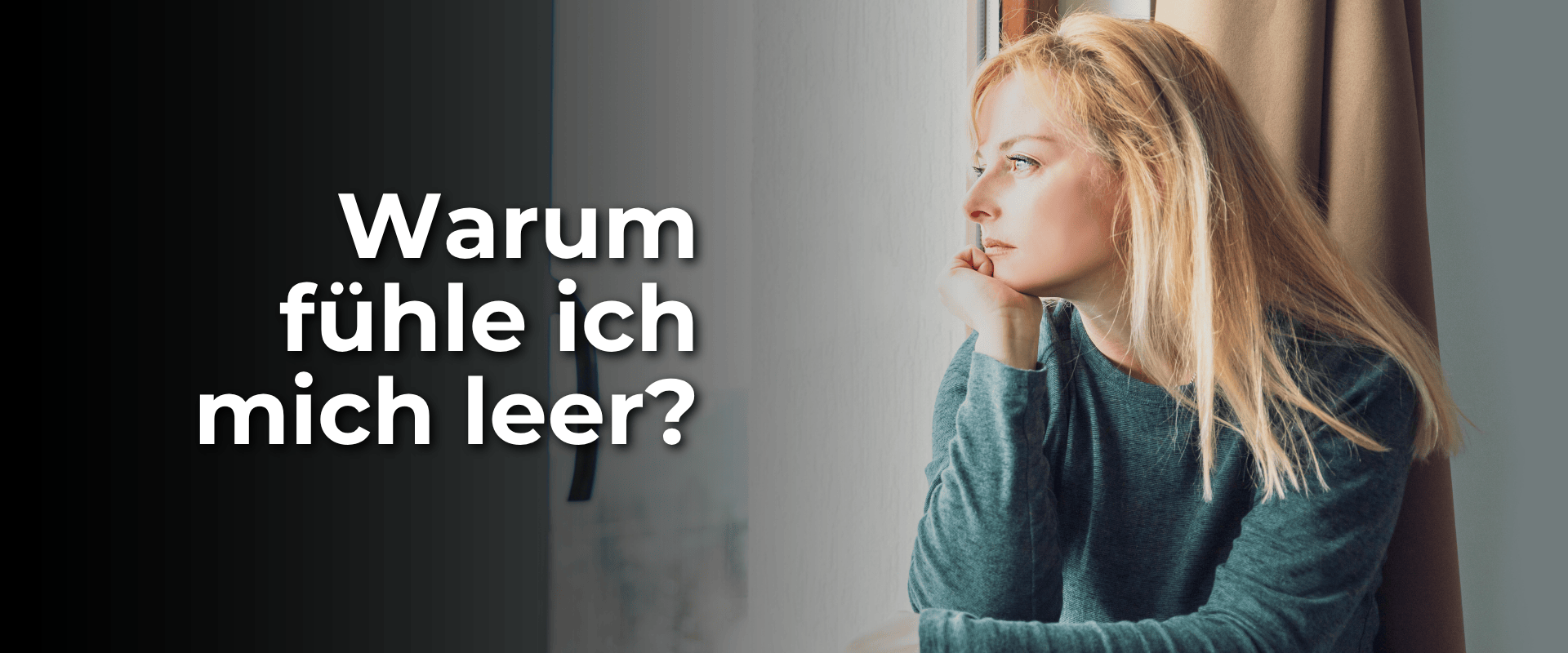 Traurige Frau schaut aus Fenster