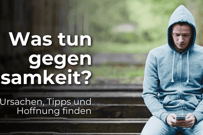 Einsamer Mann schaut auf sein Smartphone