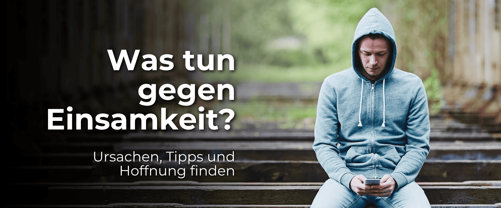 Einsamer Mann schaut auf sein Smartphone