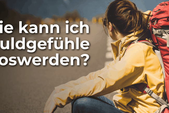 Frau mit schwerem Rucksack am Straßenrand