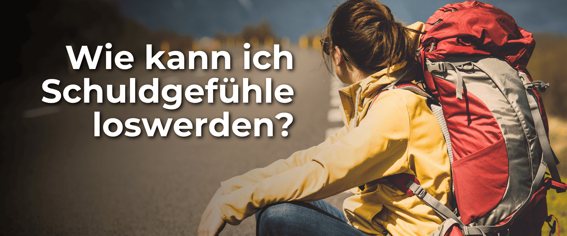 Frau mit schwerem Rucksack am Straßenrand