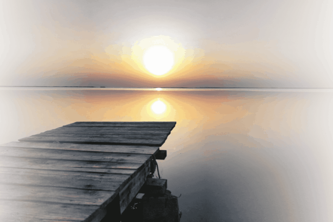 Steg an einem ruhigen See