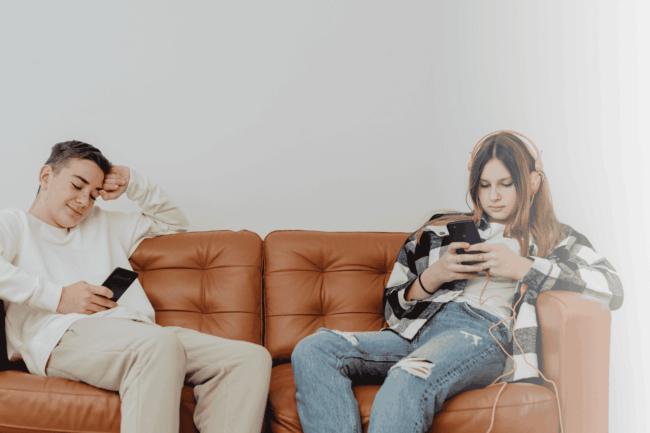 Teenager starren auf Smartphone