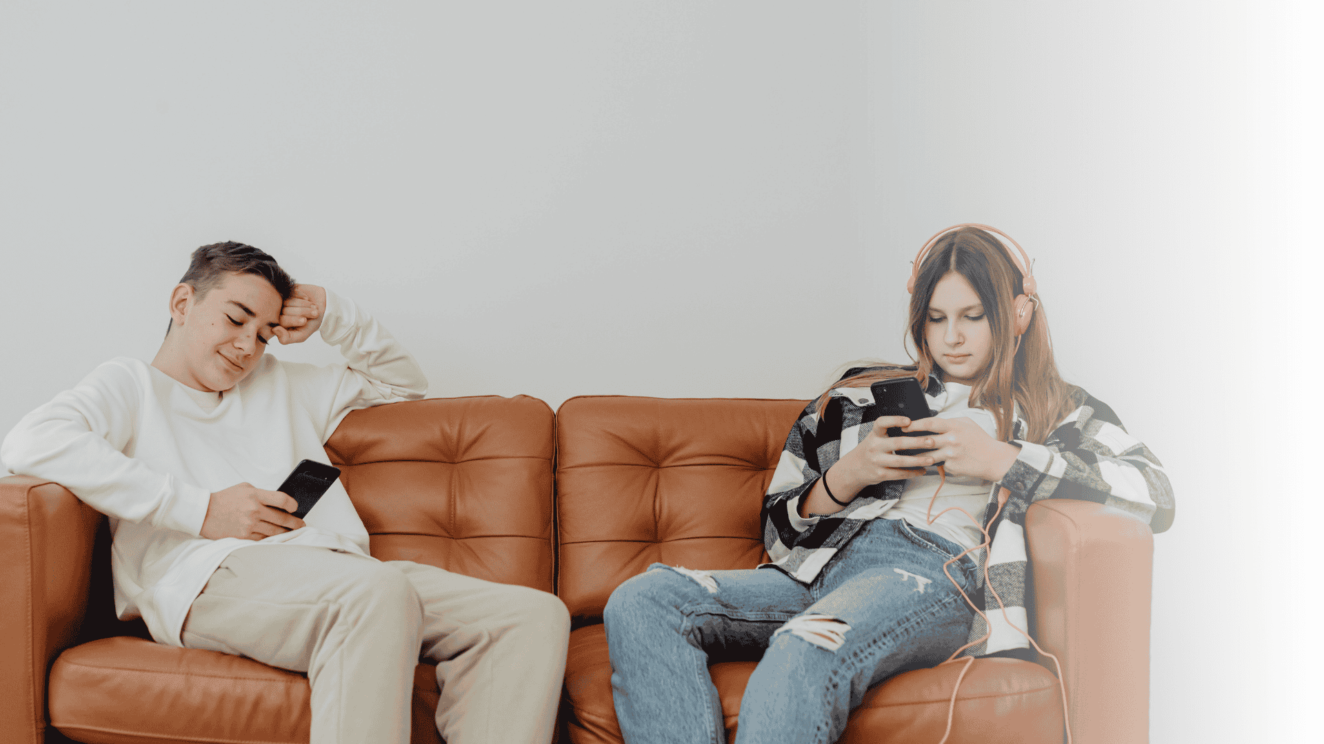 Teenager starren auf Smartphone