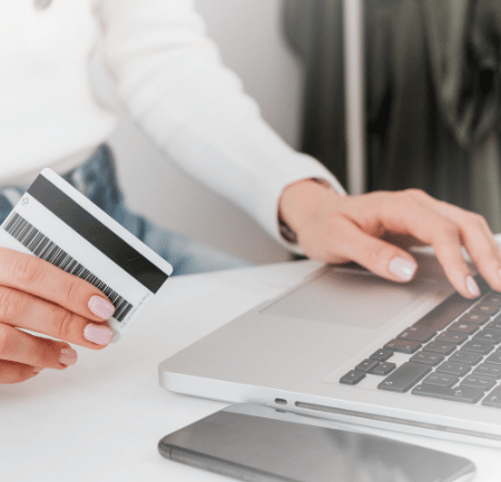 Frau beim Online Shopping