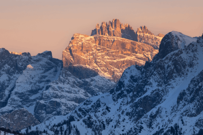 Heller Berg vor dunklen Bergen